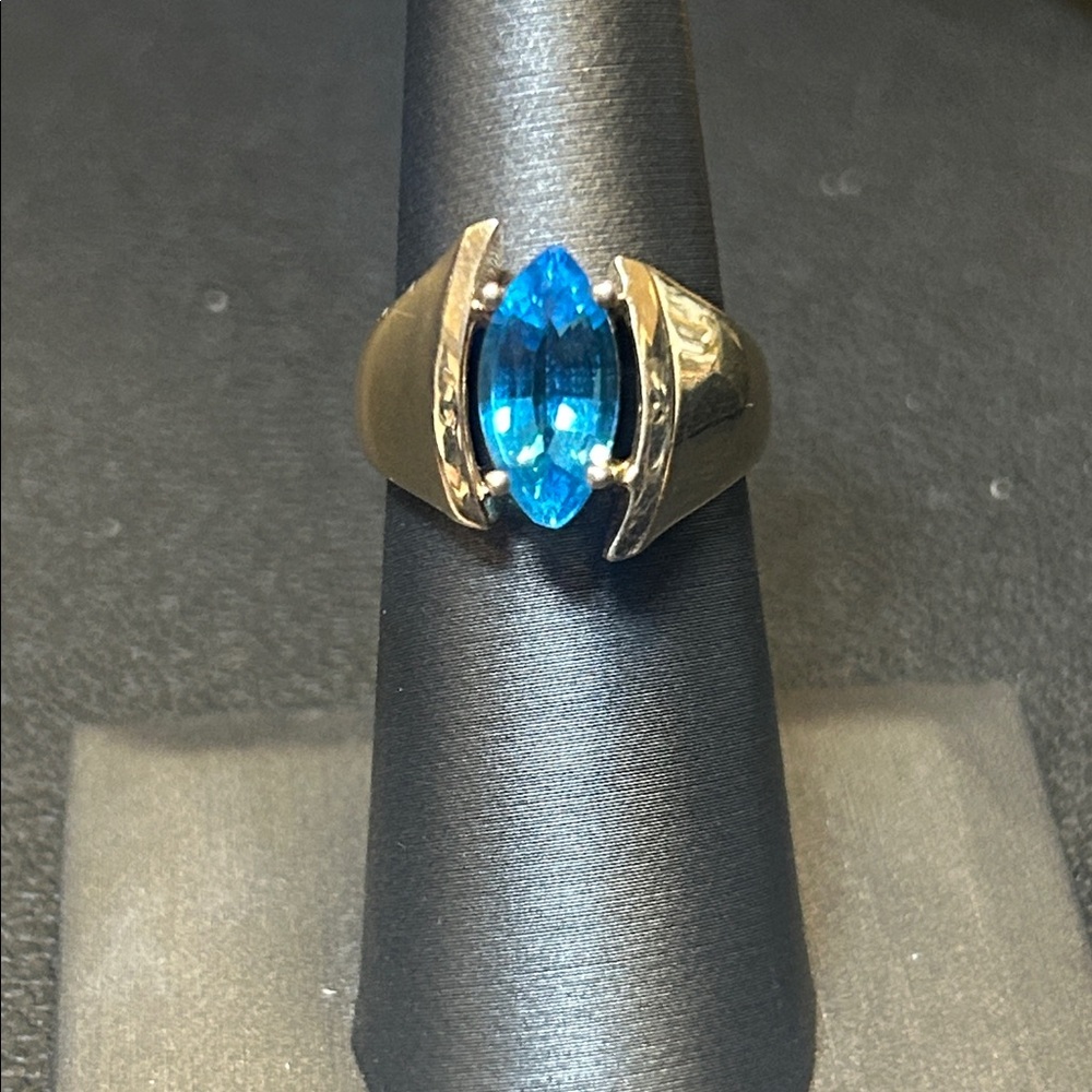 240431 14k yg Blue Topaz sz 6.5